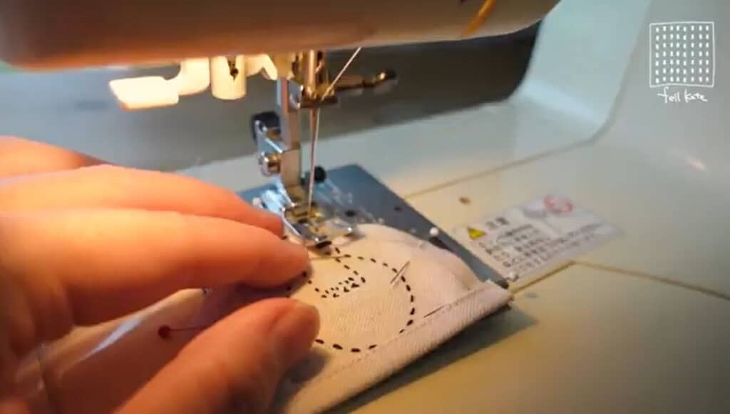 中表に合わせてミシンで縫います