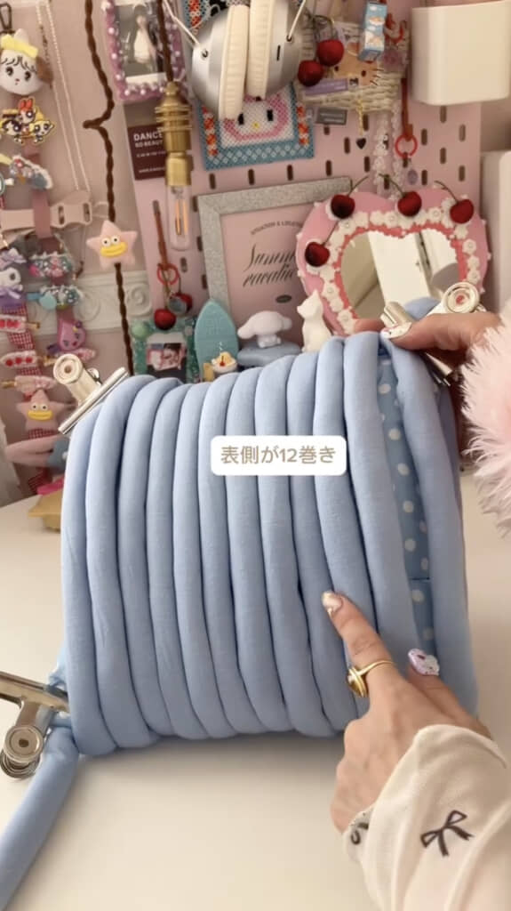 端からぐるぐる巻いていき……