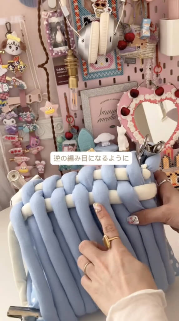 2色目の糸を垂直に通して編んでいく