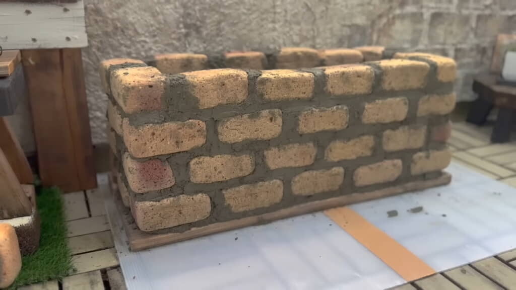 レンガ積みをモルタルで固めることができた