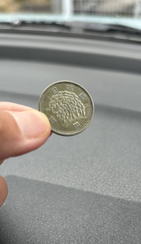 表面に稲穂の図柄が刻まれている1963年発行の100円玉