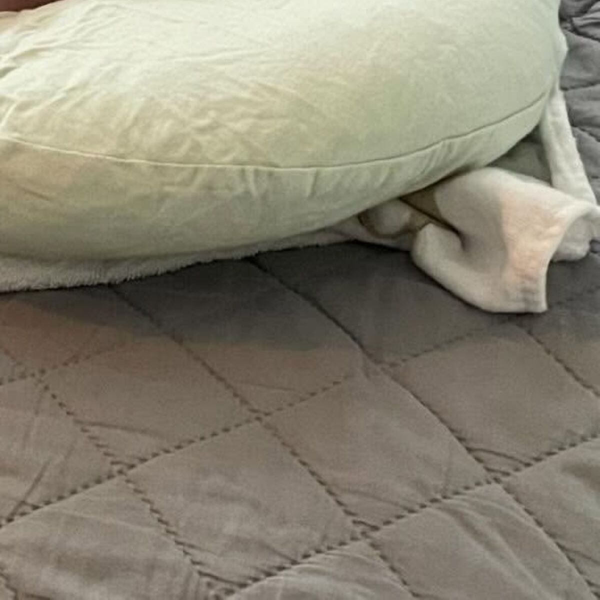 ママが編み物を始めて、わずか10分後→双子赤ちゃんが……　思わぬ光景に「笑いました」「奇跡的なシンクロ」 | 育児 ねとらぼ