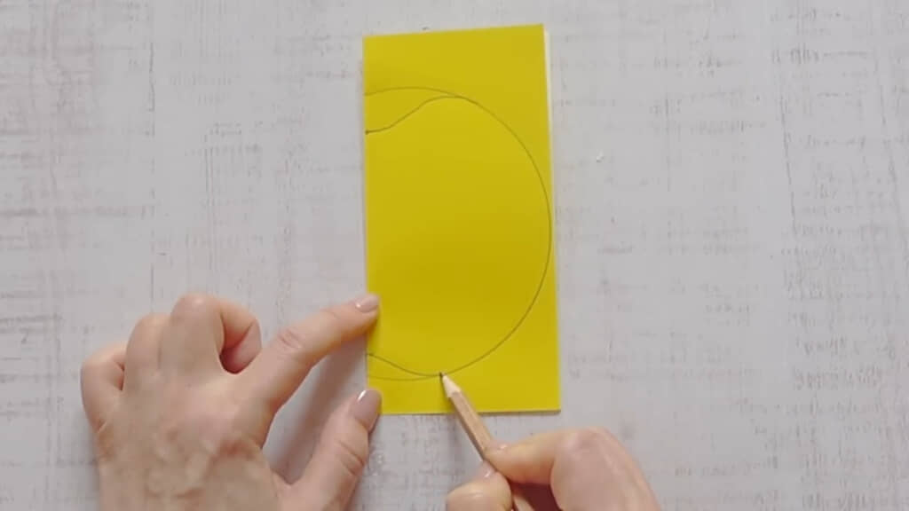 お茶碗で描いた曲線をもとに「かぼちゃの半分の形」を描いていく