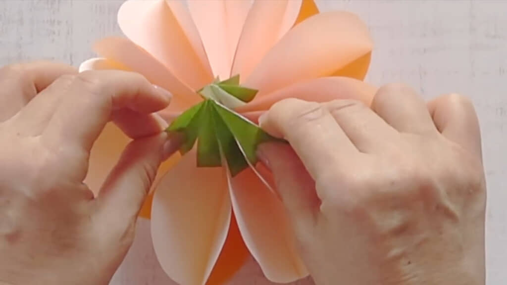 ヘタパーツの切り込みの数の関係で、左右2つの部屋（かぼちゃ本体のすき間）にはヘタが差し込まれません