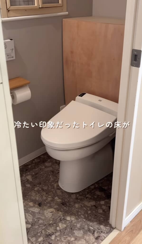 張り替え前の冷たい印象のトイレ床