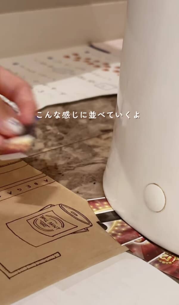 便器横でステッカーを並べている手元のアップ
