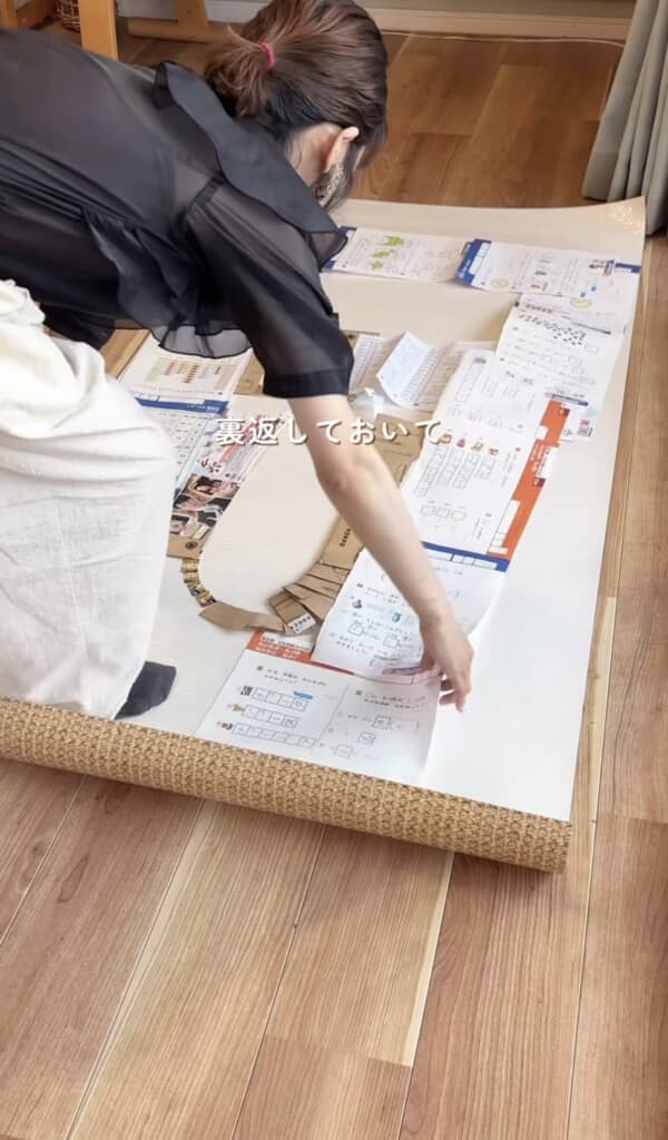 裏返したマットの裏に型紙を並べている様子