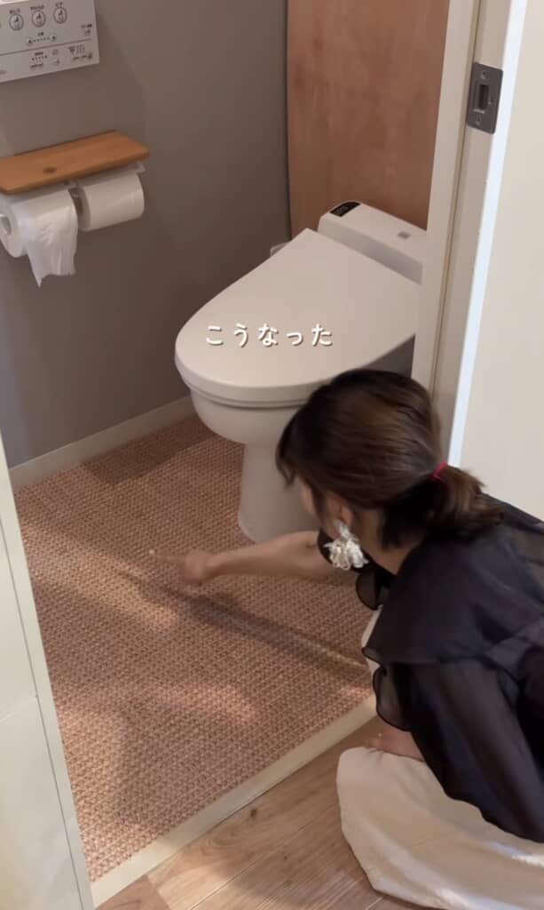 クッションフロアに張り替えられた温かみのあるトイレ床