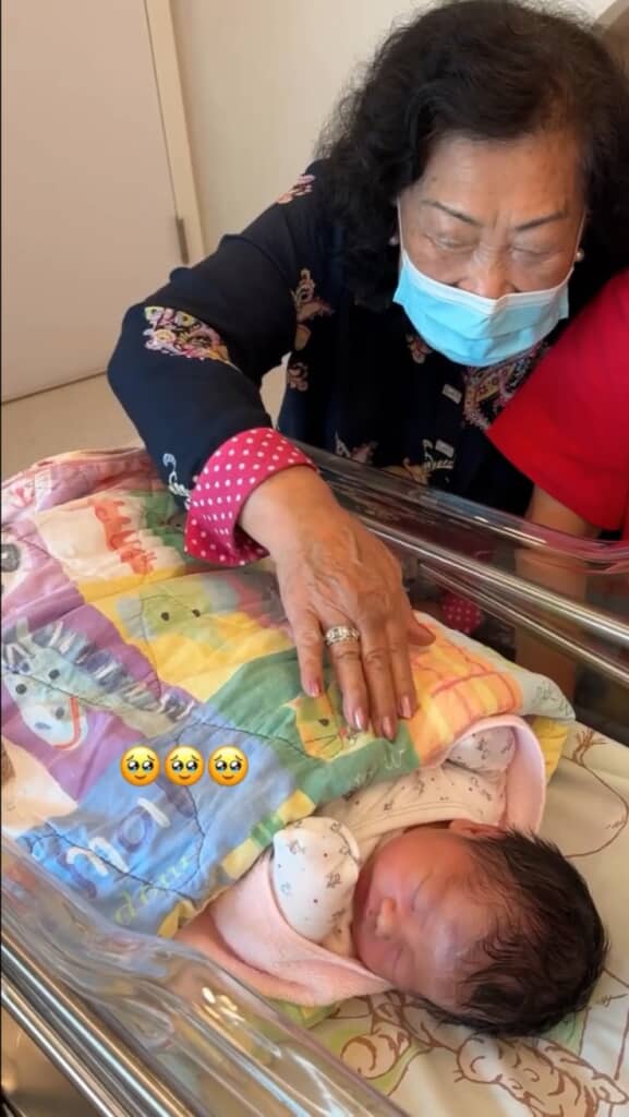 生まれたばかりの赤ちゃんと対面したおばあちゃん