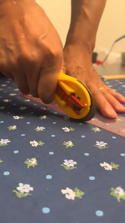 ロータリーカッターで生地を切る