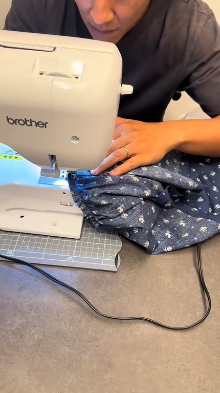 上衣とスカートを縫い合わせる