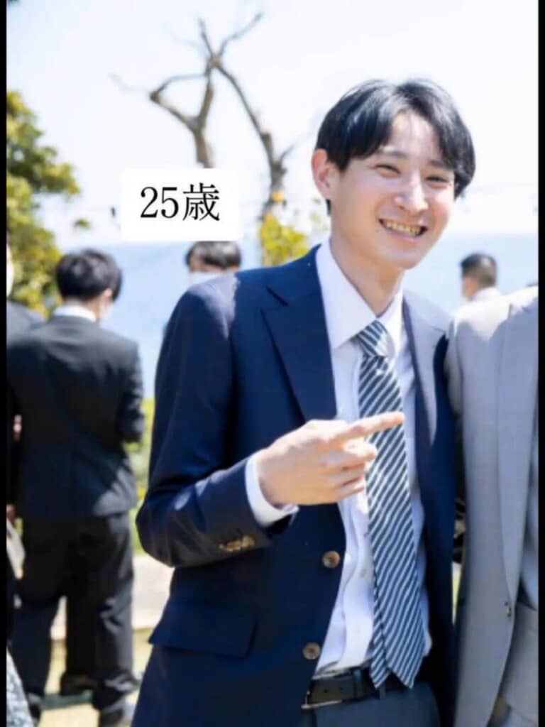 25歳の写真では眼鏡をしていません