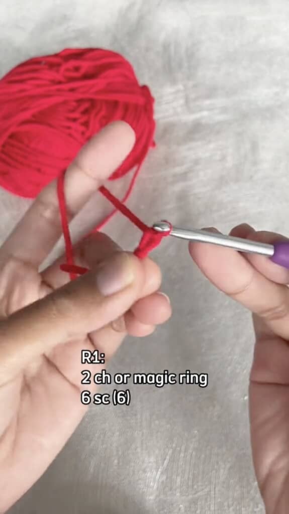 それぞれの色の毛糸を編んでいきます