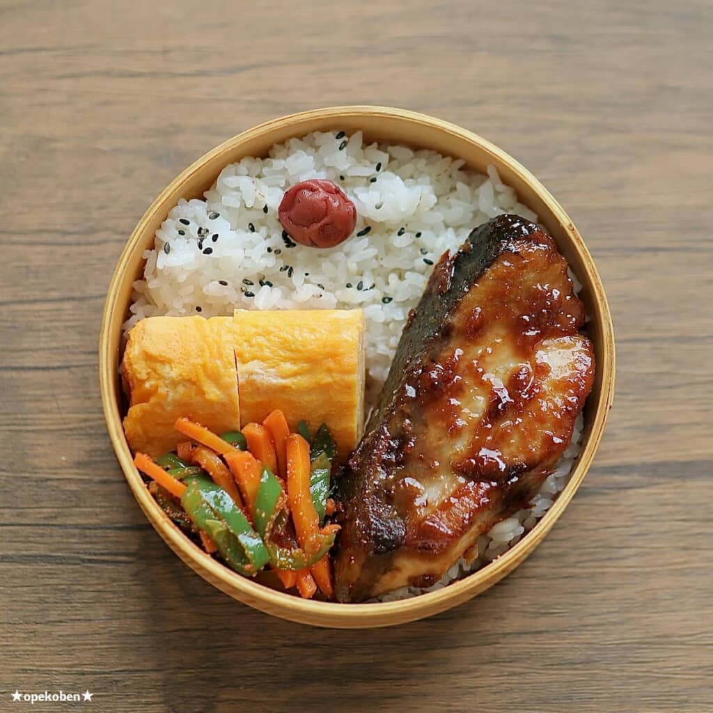 ぶりのみそ照り焼き弁当。ぶりのレシピは他の料理家さんのものを参考にしたそうです