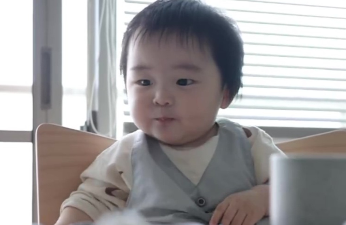 9カ月赤ちゃんにママが離乳食をあげると……「う、羨ましい……！！」　満点のリアクションに「CMかと思った！」「守りたいこの笑顔」（1/3） | 育児 ねとらぼ