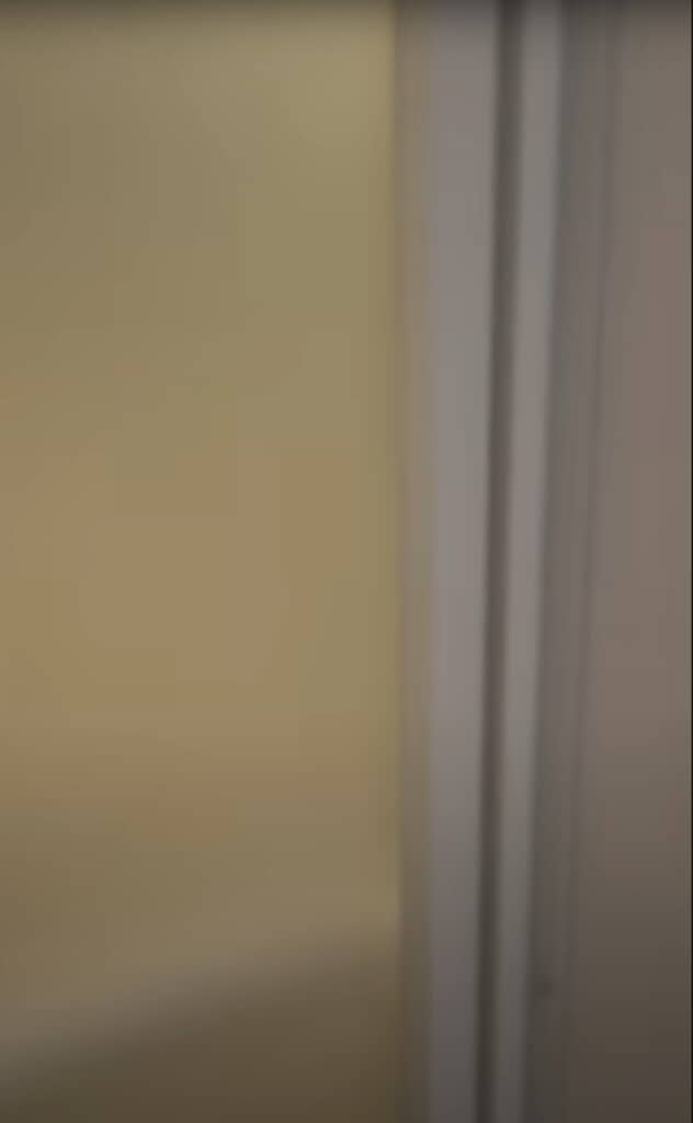 お風呂場に誰かいる……？