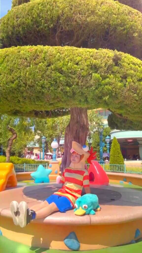 木陰に座るフィニアスとカモノハシペリー