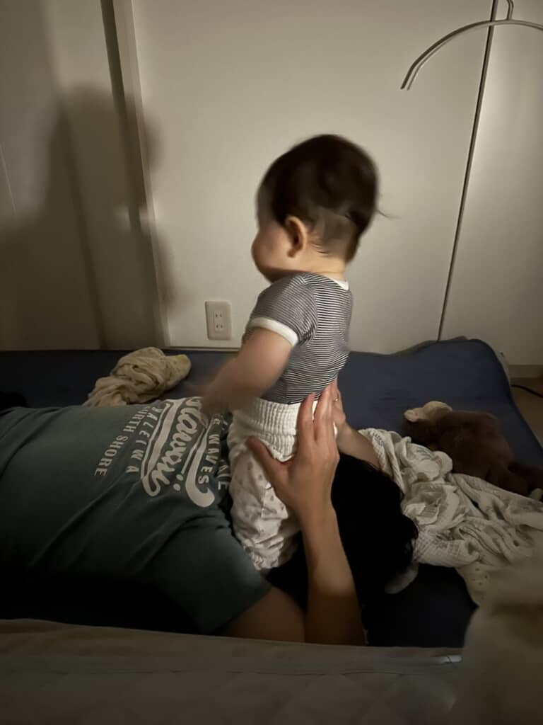 全然寝るような雰囲気ではない娘ちゃんの様子