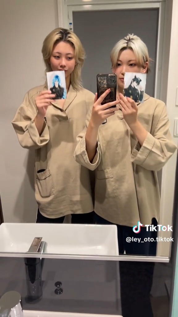 手にはキャラクターのブロマイドカード