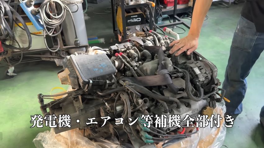 さまざまなパーツが全部付属しているSUBARU・サンバーのエンジン