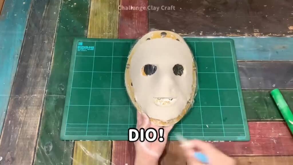 ホッケーマスクを型枠代わりに使い、面を成形