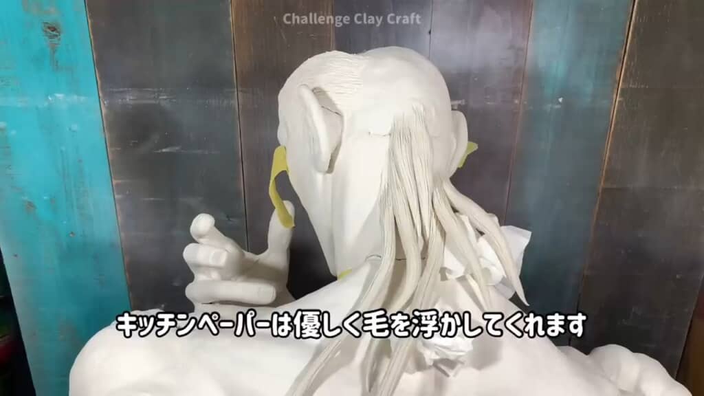 キッチンペーパーをかませて、毛束を浮き上がらせるテクニック