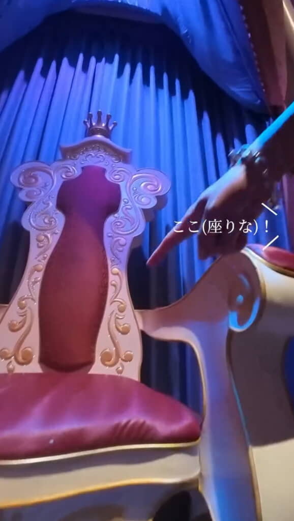 玉座の椅子で王子様気分