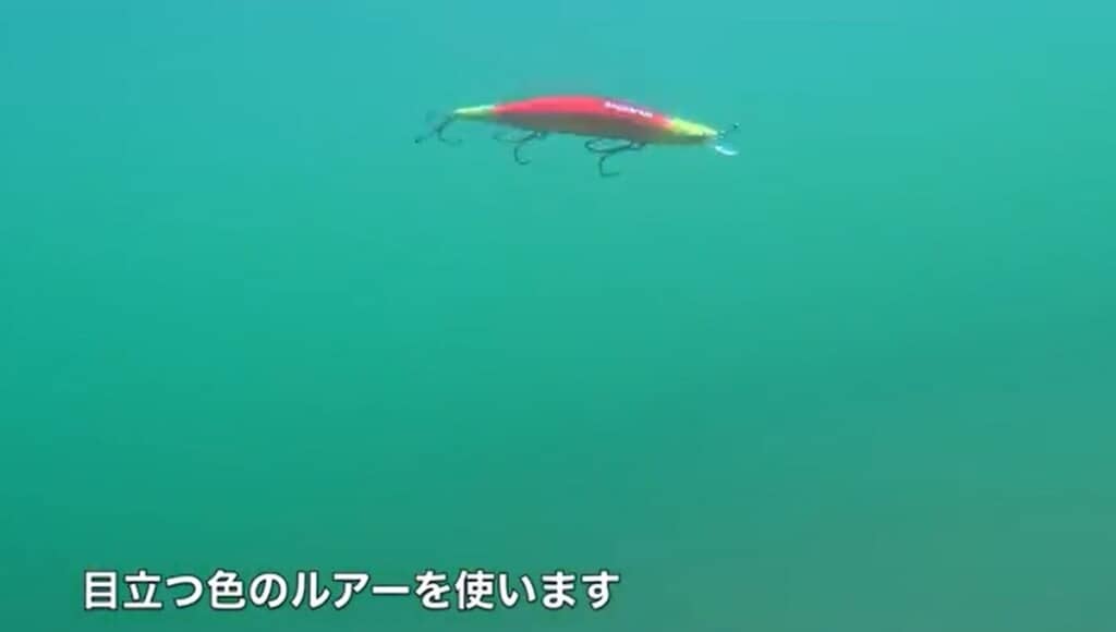 目立つ色のルアーを使います