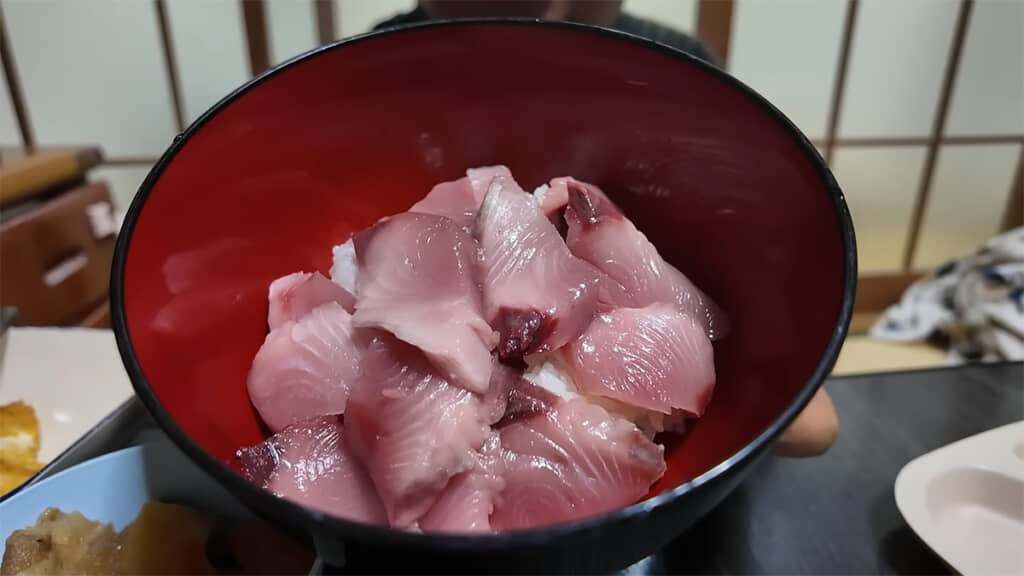ハガツオはシンプルな丼にしていただきました