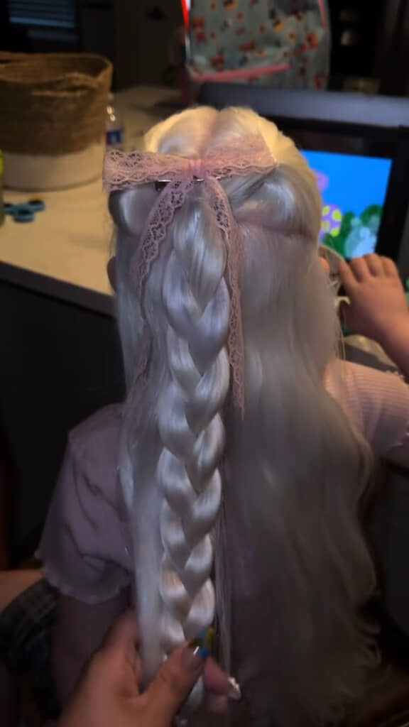 夜でも室内の明かりで美しく輝くホワイトヘア