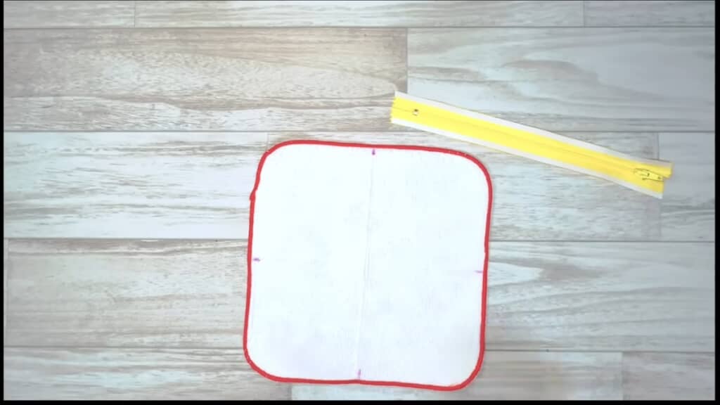 ファスナーの両端に両面テープを貼ります