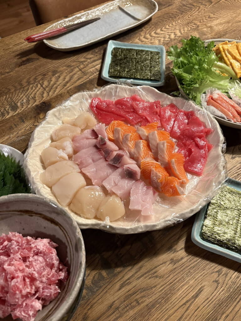 たっぷりの海鮮が並ぶ食卓
