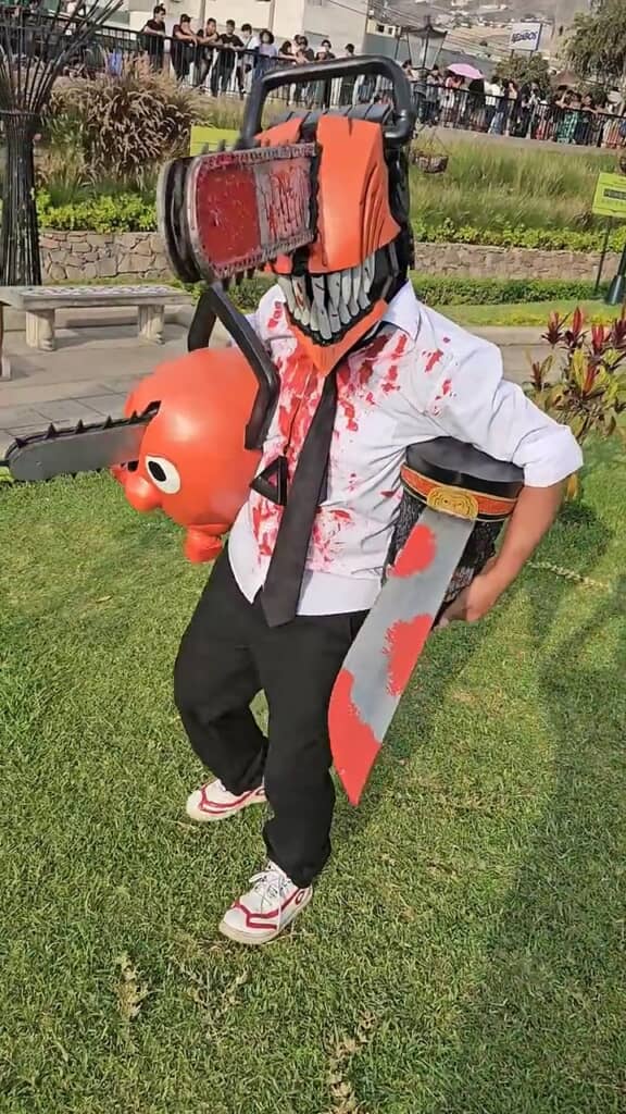 血や刃をガチで表現。左手に抱えているのは、サムライソードのコスプレ用生首です