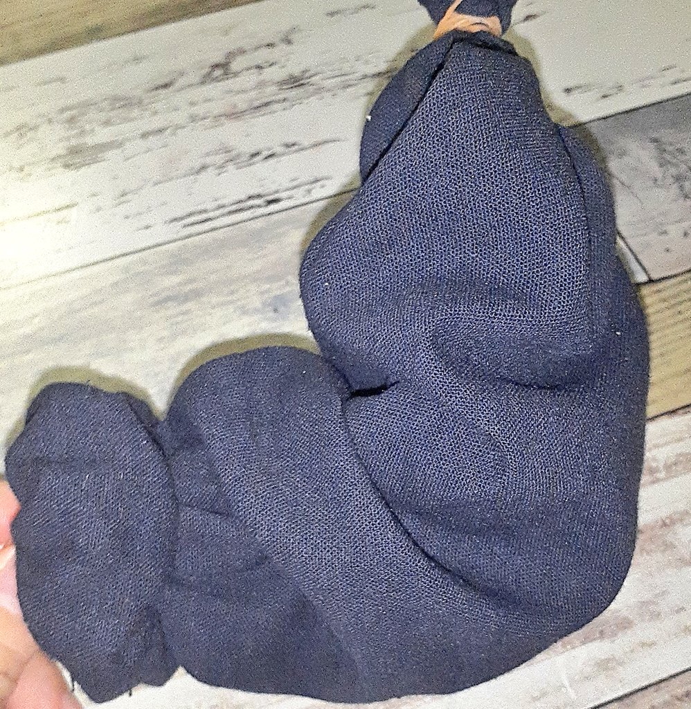 割り箸の接続部分で曲げると、腕を曲げたときの袖のシワを再現できる