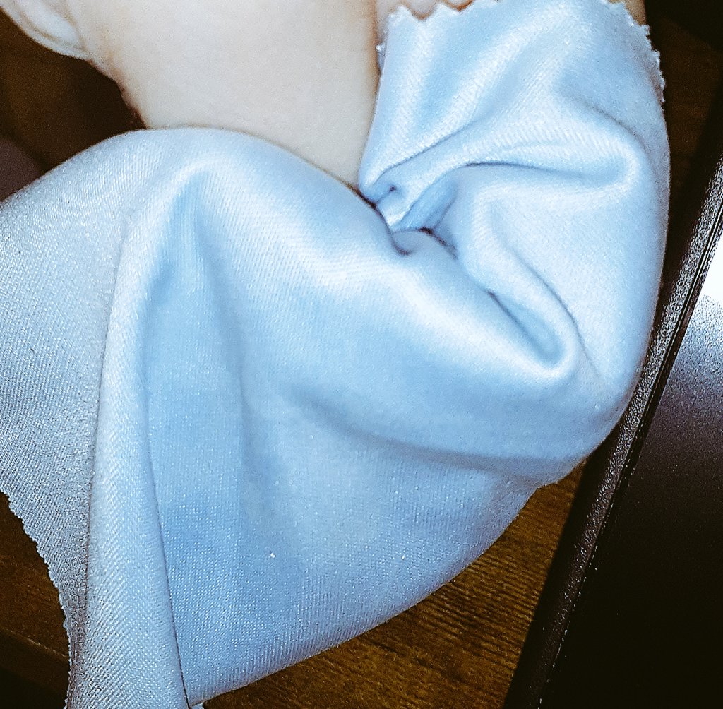 メガネ拭きを使うと指でも袖のシワを再現可能