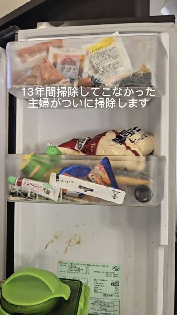 ドアポケットには13年分の汚れがぎっしり……！