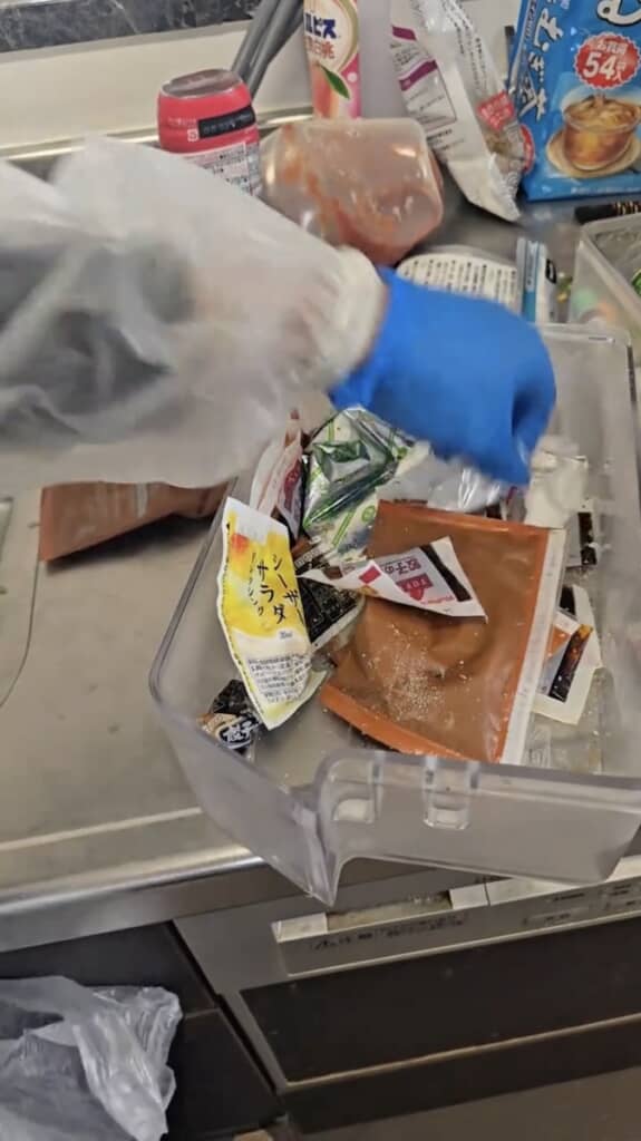 小袋の調味料が大量に溜まっています