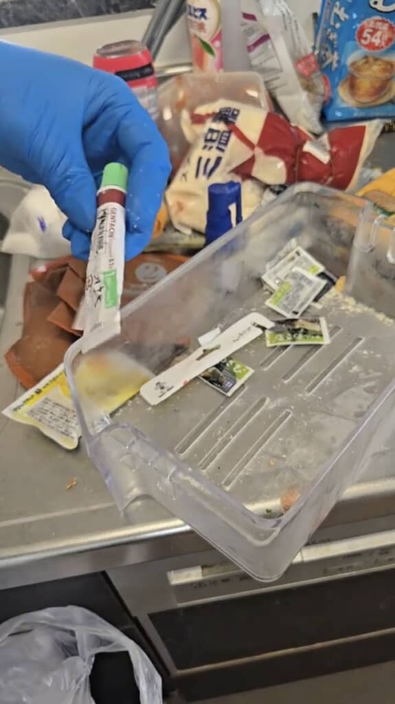 なぜか軟膏も出てきました