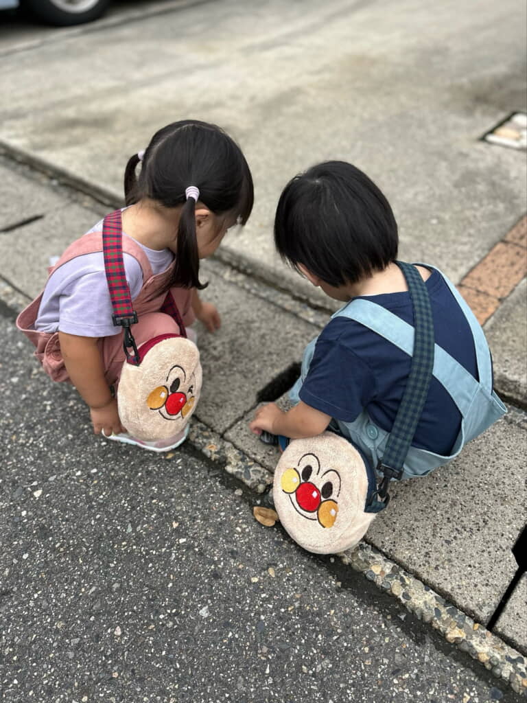 楽しそうに語り合う双子ちゃん