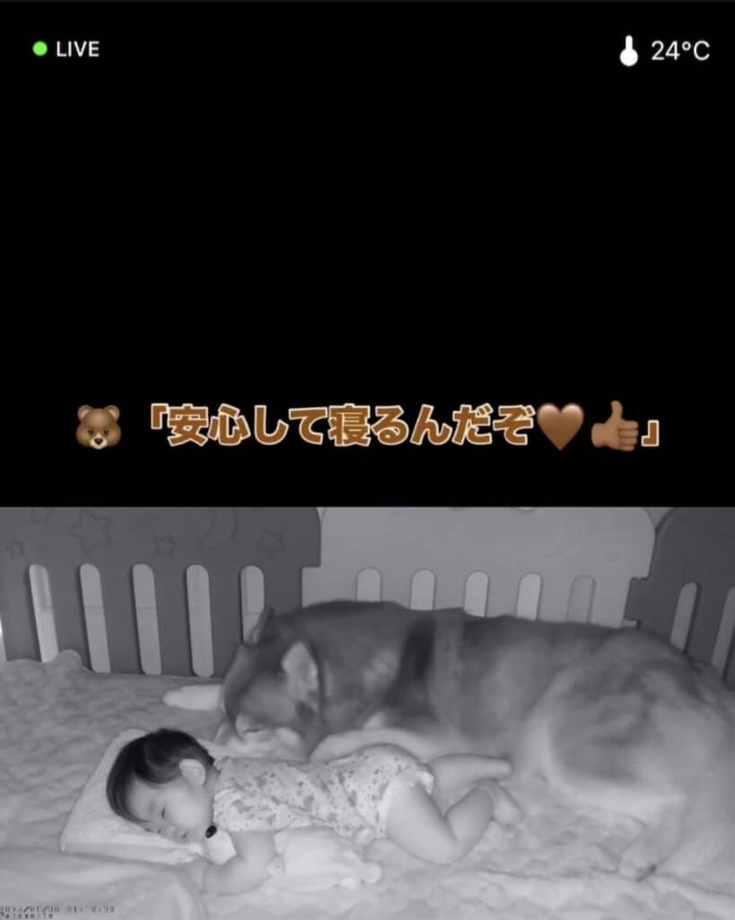 赤ちゃんを守るように添い寝