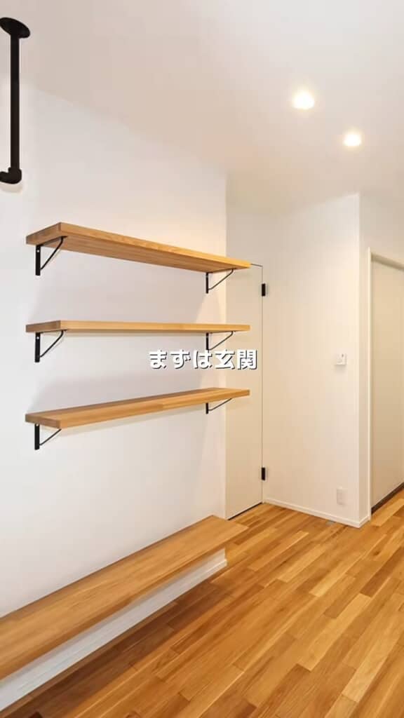 広々として気持ち良さげな玄関