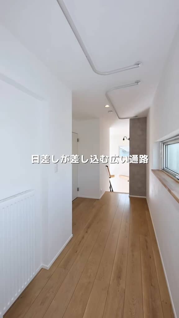 天井のフックを降ろせば大量の洗濯物を干せる廊下