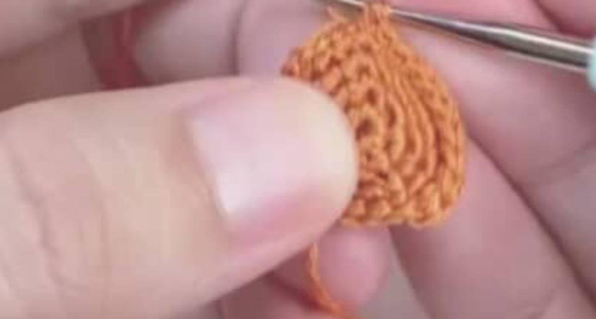 オレンジ色の刺しゅう糸を、かぎ針でひたすら編んでいくと……　人気キャラの完成に「すごいすごいすごい‼︎」「可愛い〜〜ッ」（1/3） | ライフスタイル ねとらぼ