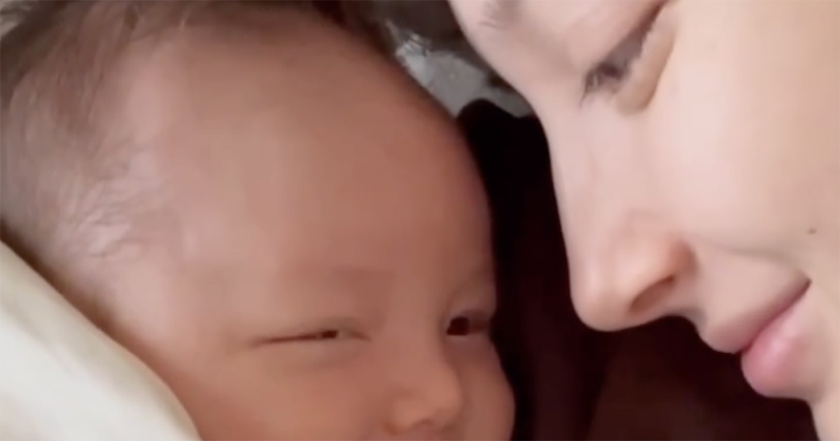 “生後0カ月”の息子と眠るママ→2年後……「幸せが伝わってきます」　360万再生の“現在の姿”に「心臓がぎゅっとなった」「天使だ」（1/2） | 育児 ねとらぼ