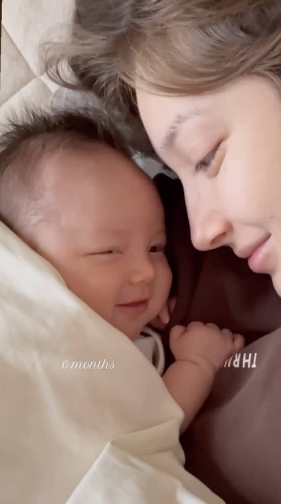 ママに触れられてにっこり