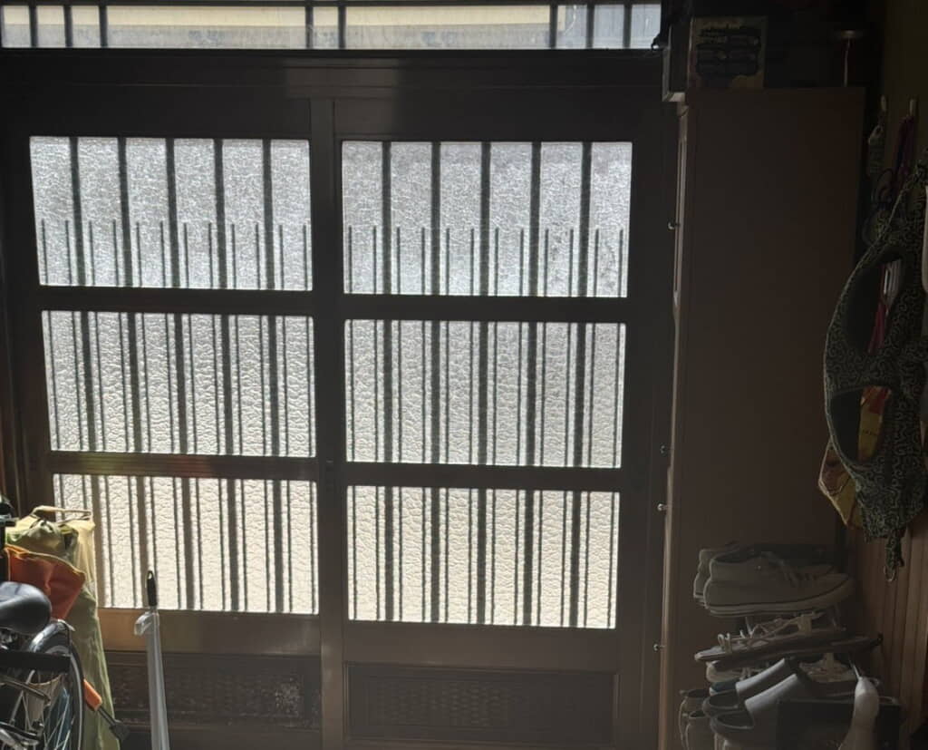 玄関にいたのは……