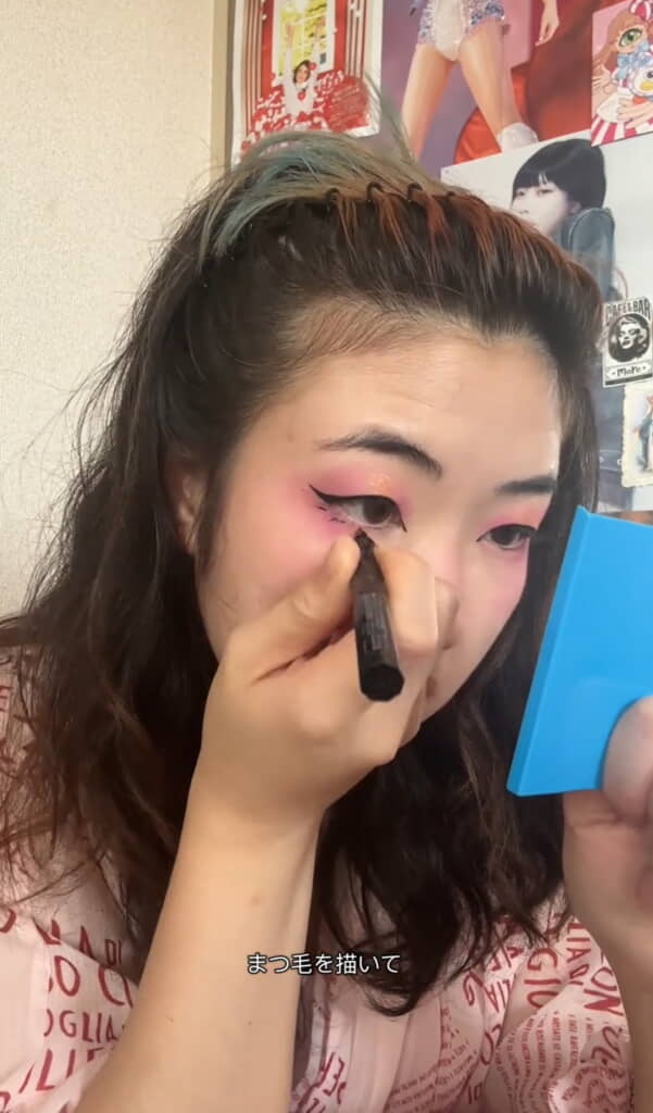 下まつ毛も描き足します