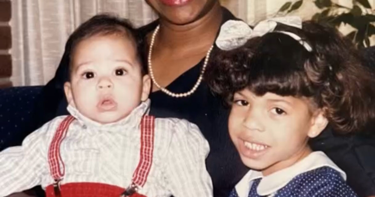 ママに抱っこされた赤ちゃんとお姉ちゃん→40年後……「えええええ」　同じ構図＆ポーズで再現した“現在の姿”に衝撃【海外】（1/2） | ライフスタイル ねとらぼ