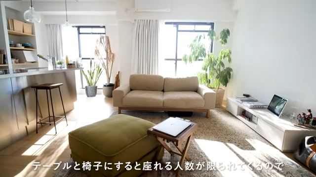 ソファにも床にも座ってくつろげるリビング