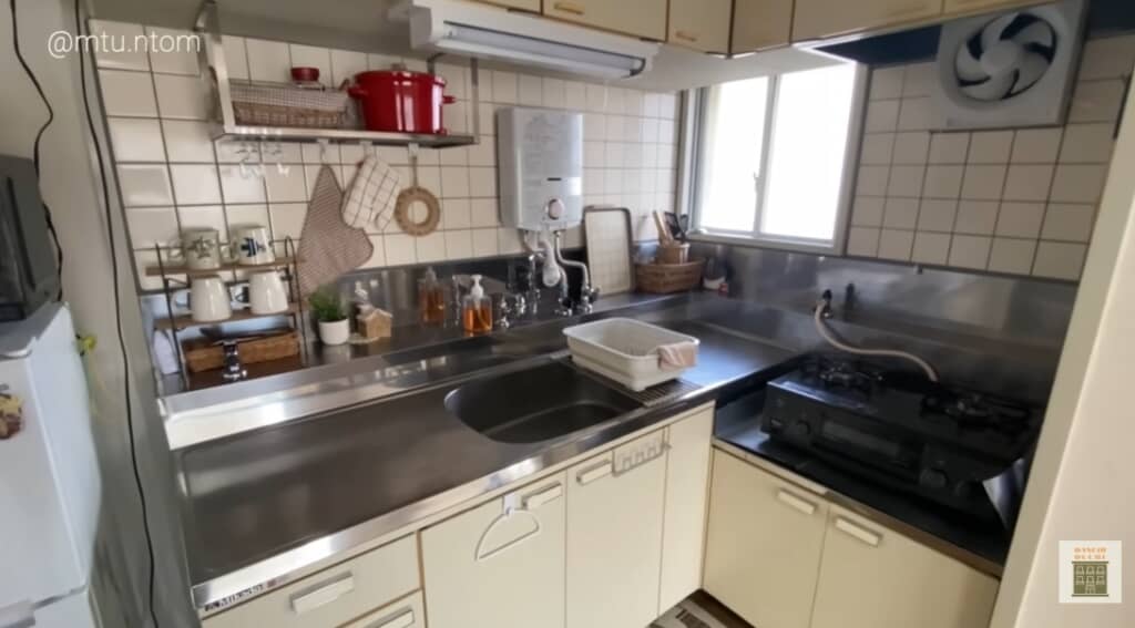 使いやすいL字型キッチンと窓からの明るい光がいい！